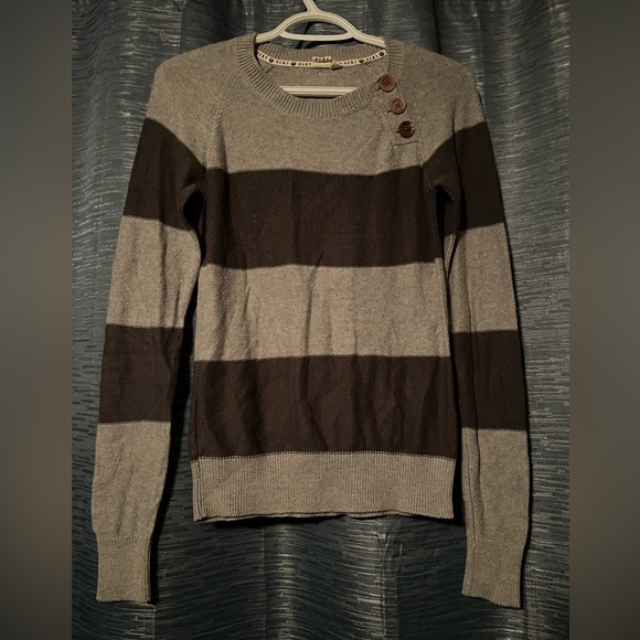 3/$15 Roxy Sweater - Picture 1 of 4